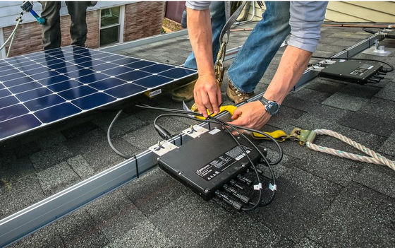 IP65 3000W 6000W सौर माइक्रो इन्वर्टर ऑन ग्रिड AC120V 230V सफेद और काले रंग के साथ